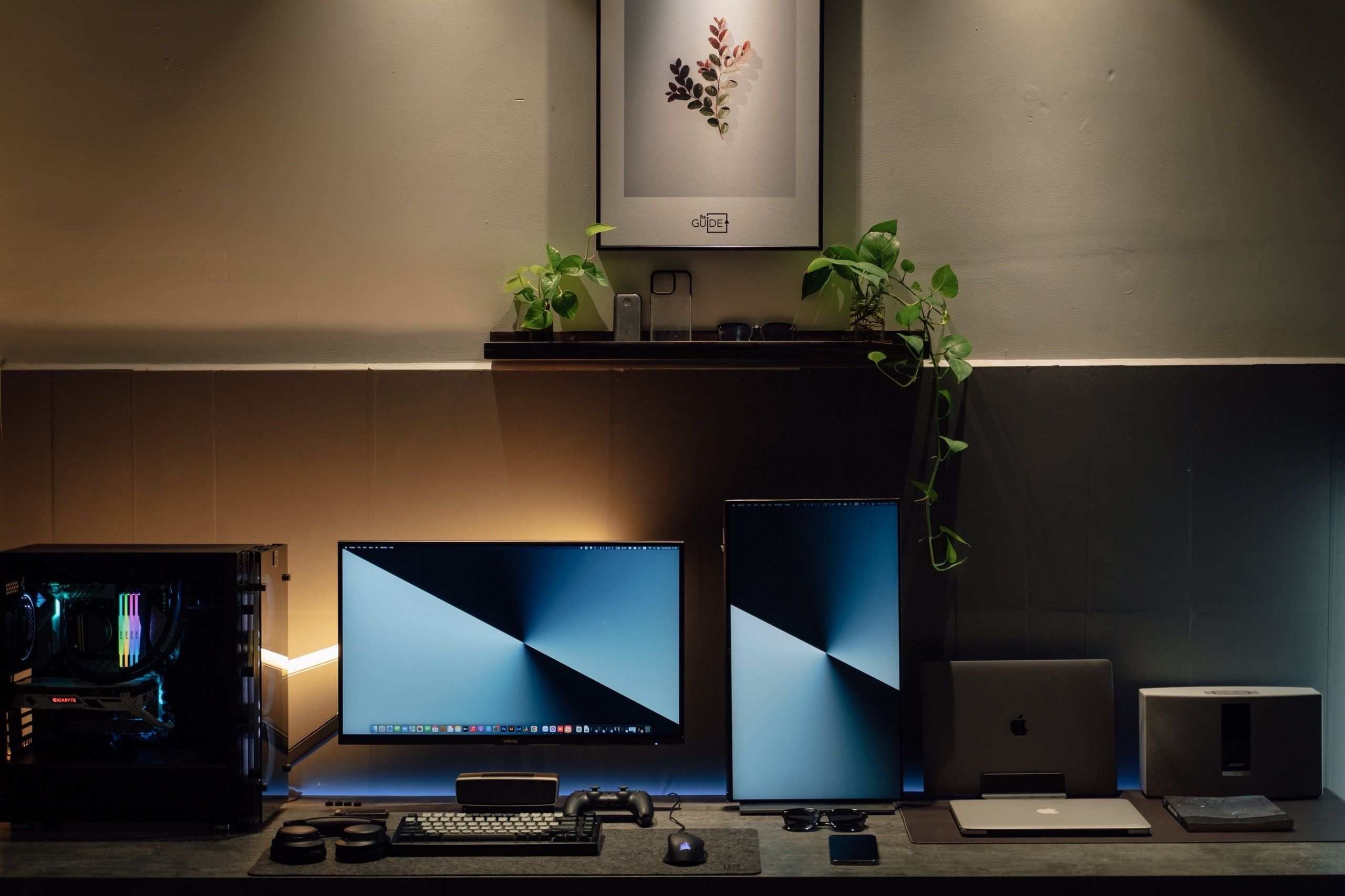 ห้องทำงานที่มีจอคอมพิวเตอร์พร้อมสำหรับเรียนออนไลน์